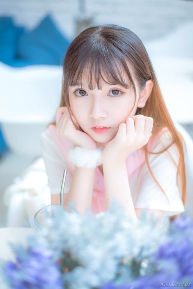事已至此，成都被破，几乎已经是板上钉钉的事情，投降，还能保住刘璋的性命，若死撑着不降的话，那恐怕连刘璋的命都保不住了。
